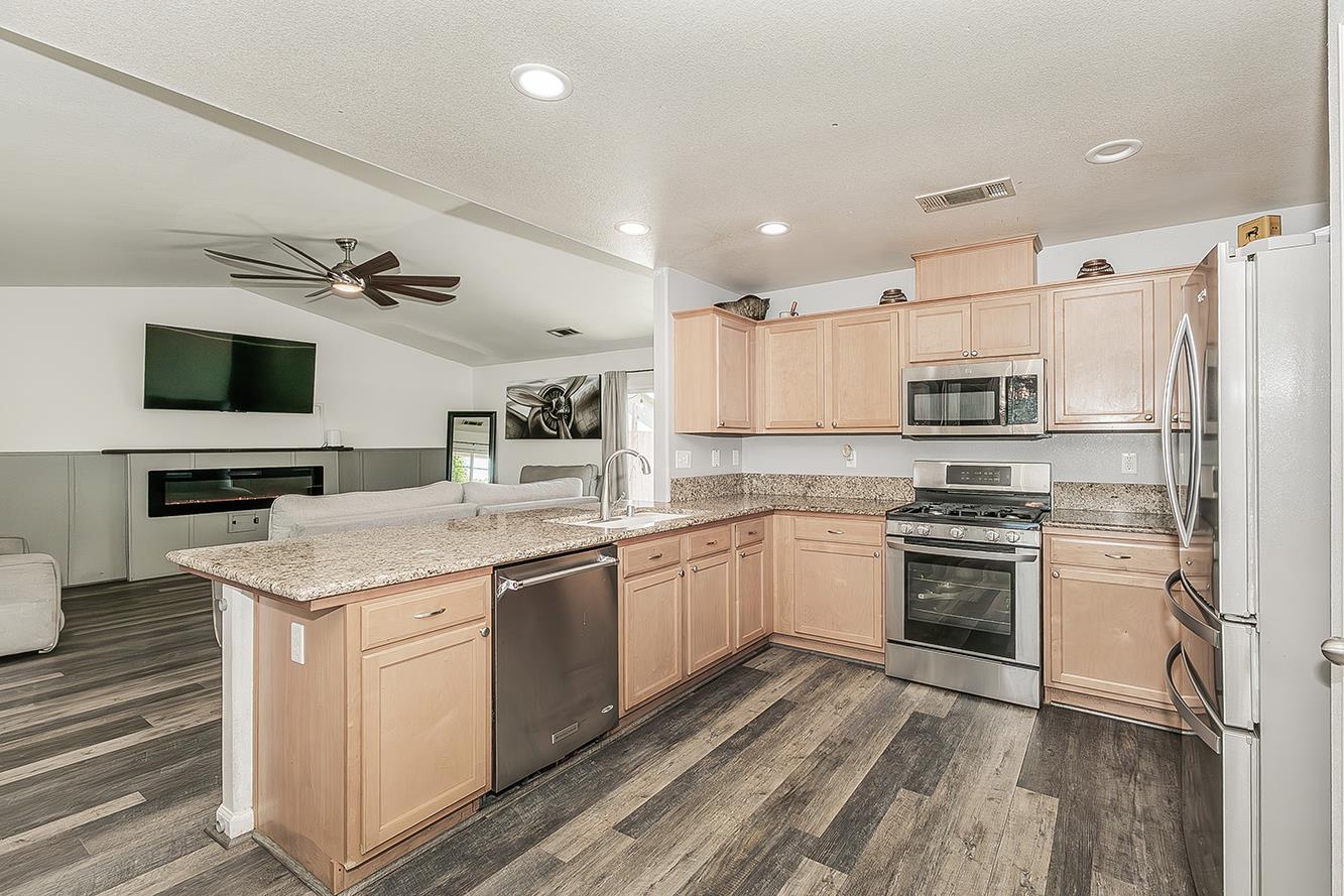 180 East Carpenter Avenue Reedley, CA 93654 - Photo 10 of 40