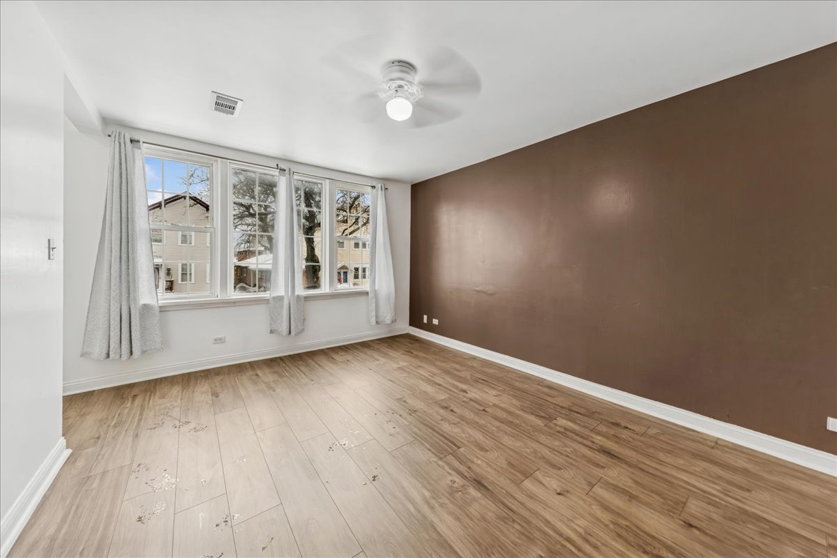 617 West 43rd Place Chicago, IL 60609 - Photo 2 of 23