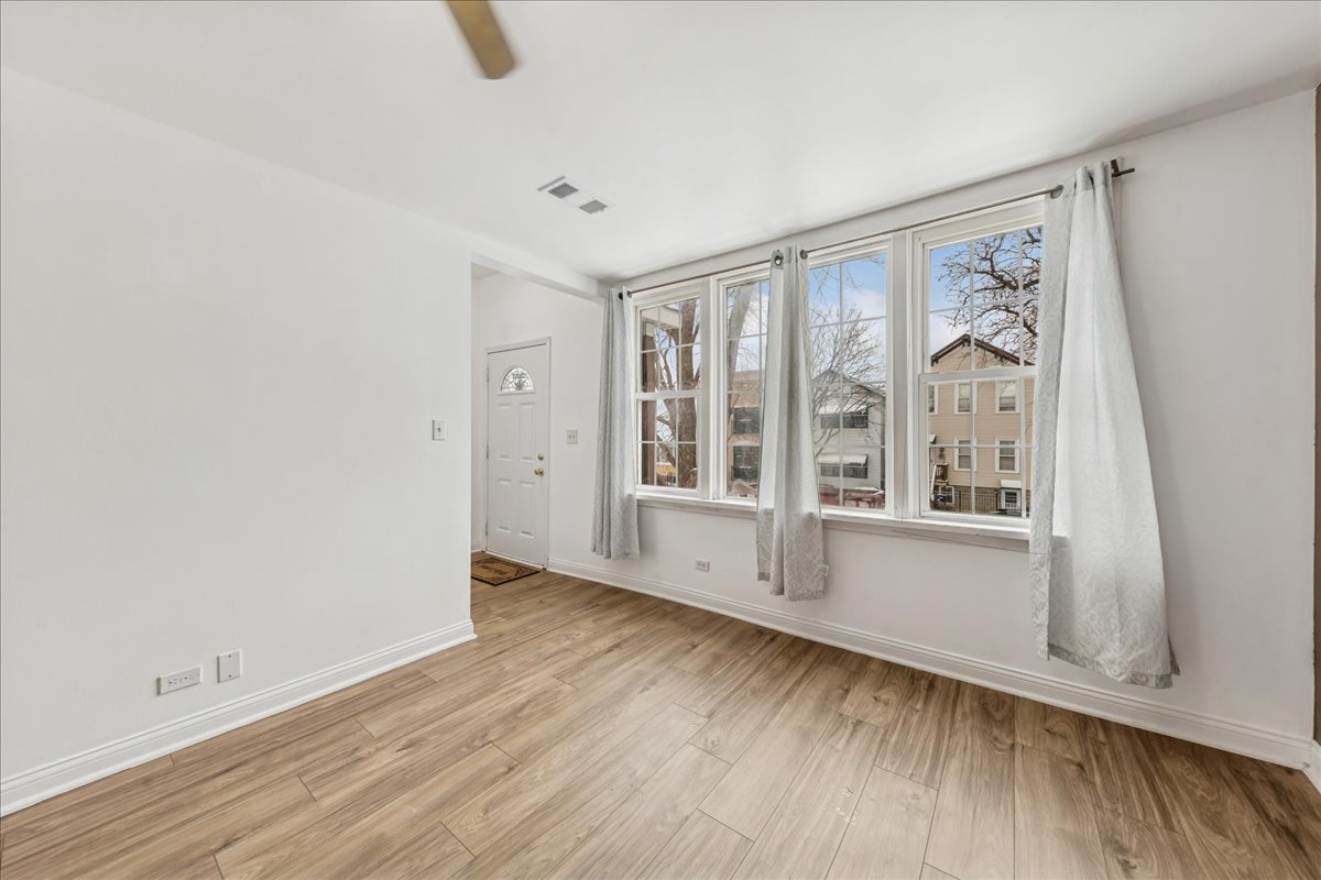 617 West 43rd Place Chicago, IL 60609 - Photo 3 of 23