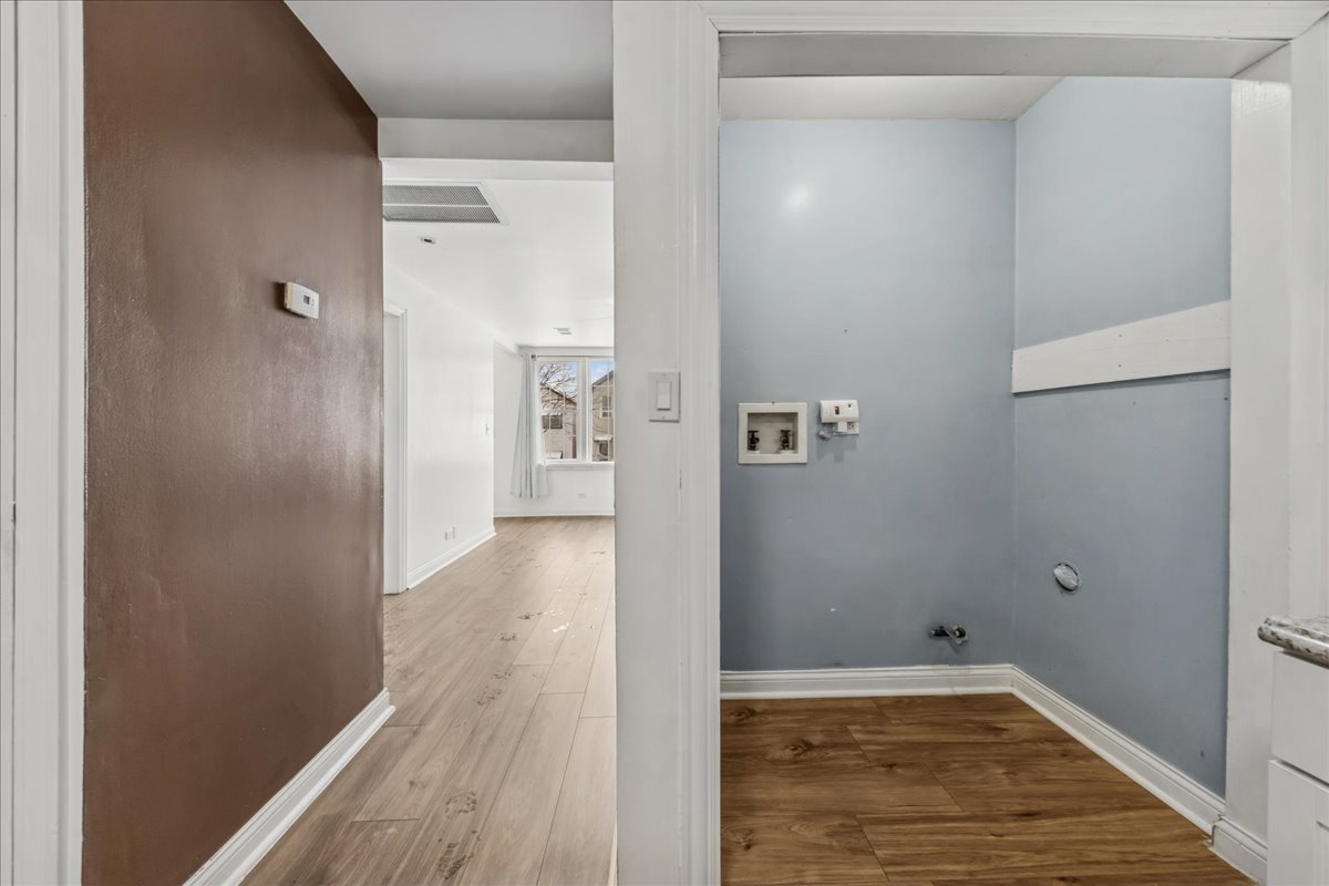 617 West 43rd Place Chicago, IL 60609 - Photo 7 of 23