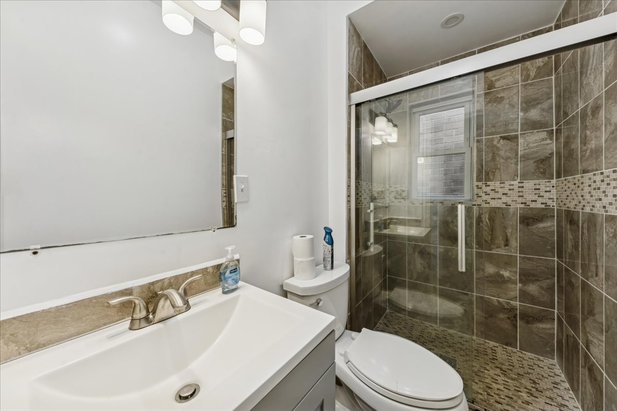 617 West 43rd Place Chicago, IL 60609 - Photo 8 of 23