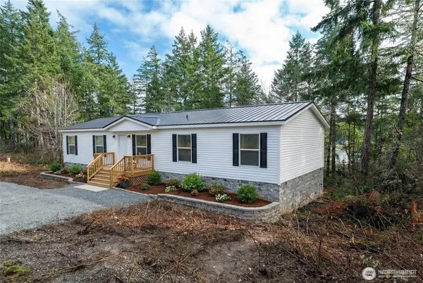 a view of house with a yard