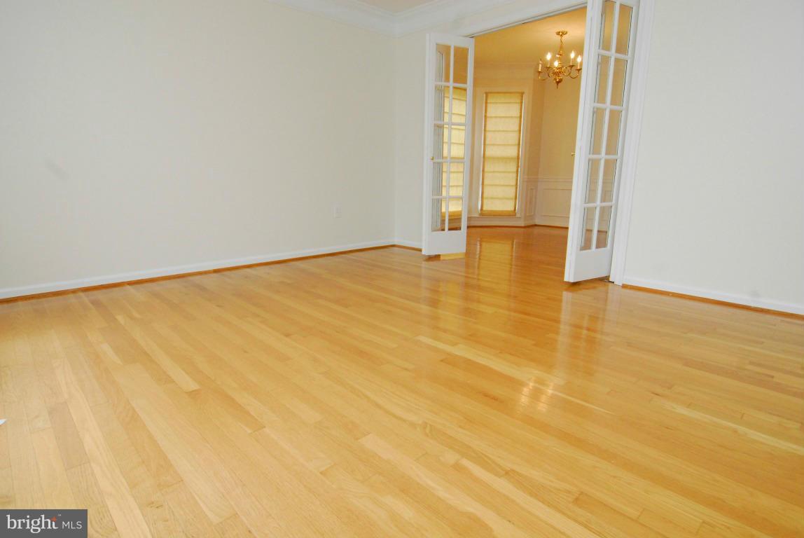 11602 Lighthouse Drive Laurel, MD 20708 - Photo 5 of 30 Living Room