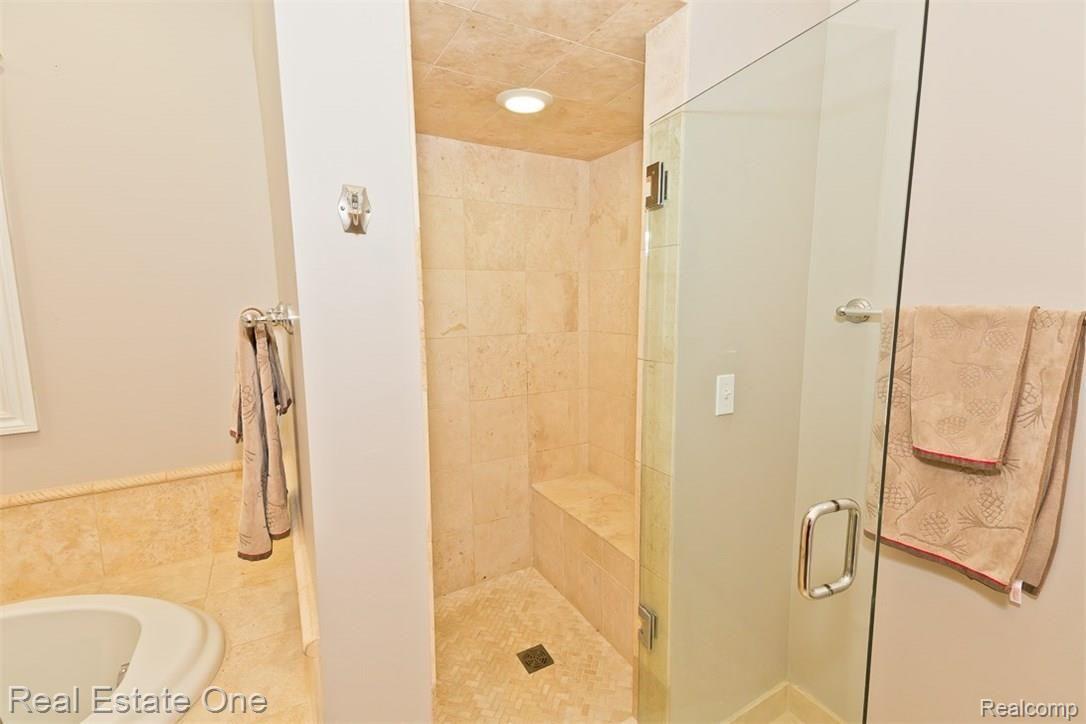 51 Cherokee Road Pontiac, MI 48341 - Photo 18 of 32 huge 1st floor bath