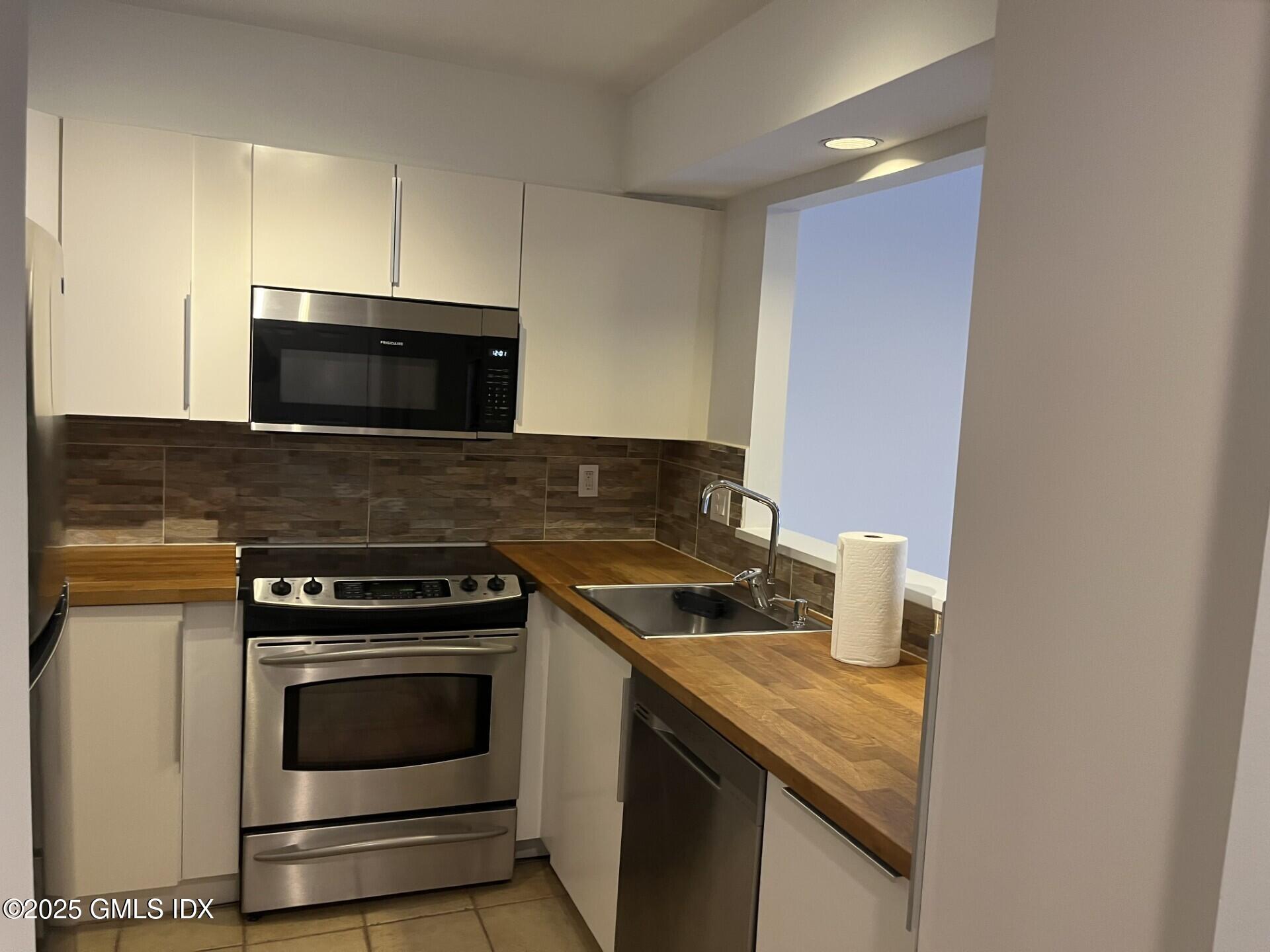 9 River Road, Unit 411 Cos Cob, CT 06807 - Photo 6 of 19 Kitchen