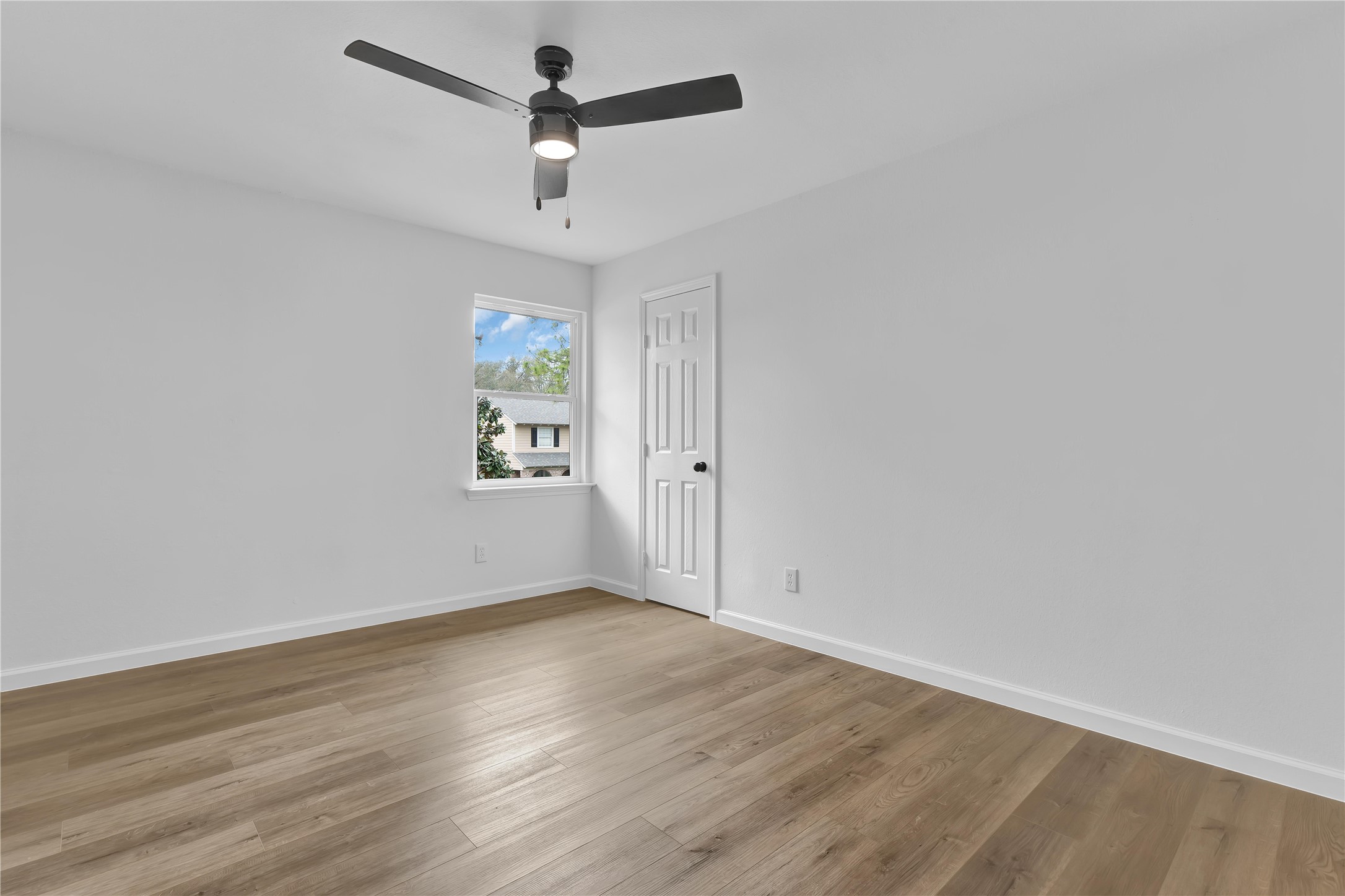 2726 Stetson Lane Houston, TX 77043 - Photo 28 of 36 Bright and spacious bedrooms with easy access to the upstairs baths.