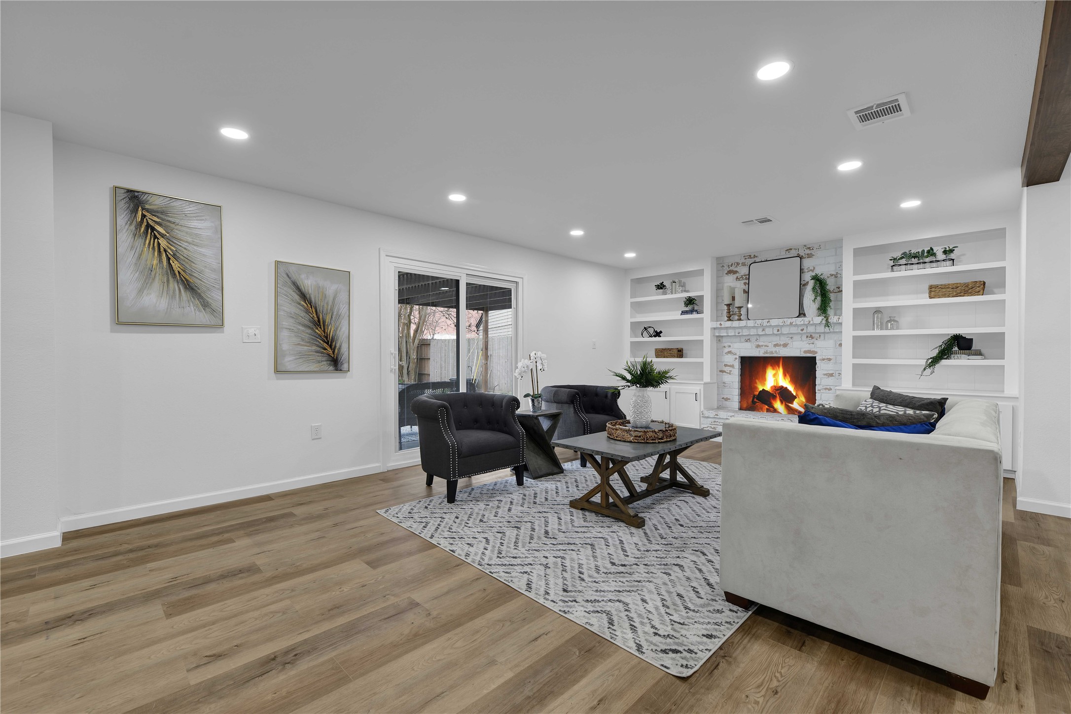 2726 Stetson Lane Houston, TX 77043 - Photo 7 of 36 Space for a Sunny breakfast area/nook adjacent to the kitchen, ideal for casual meals and morning coffee.