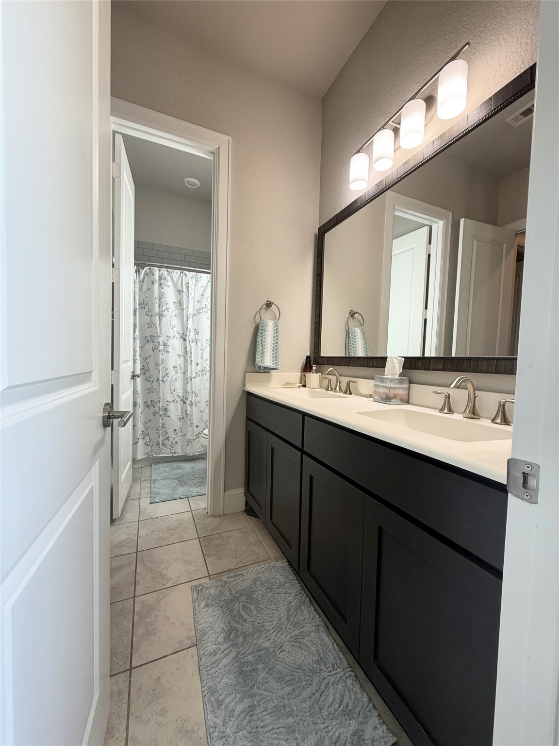 4143 Shackleton Court Iowa Colony, TX 77583 - Photo 21 of 34 Secondary bathroom with dual sinks.