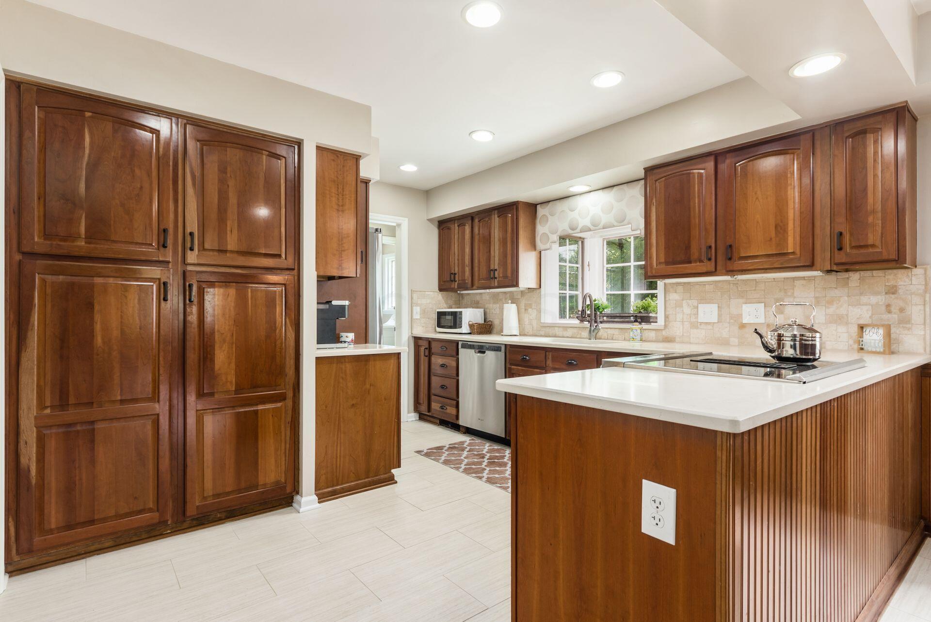 4220 Camborne Road Columbus, OH 43220 - Photo 37 of 45 TONS OF CABINETS!