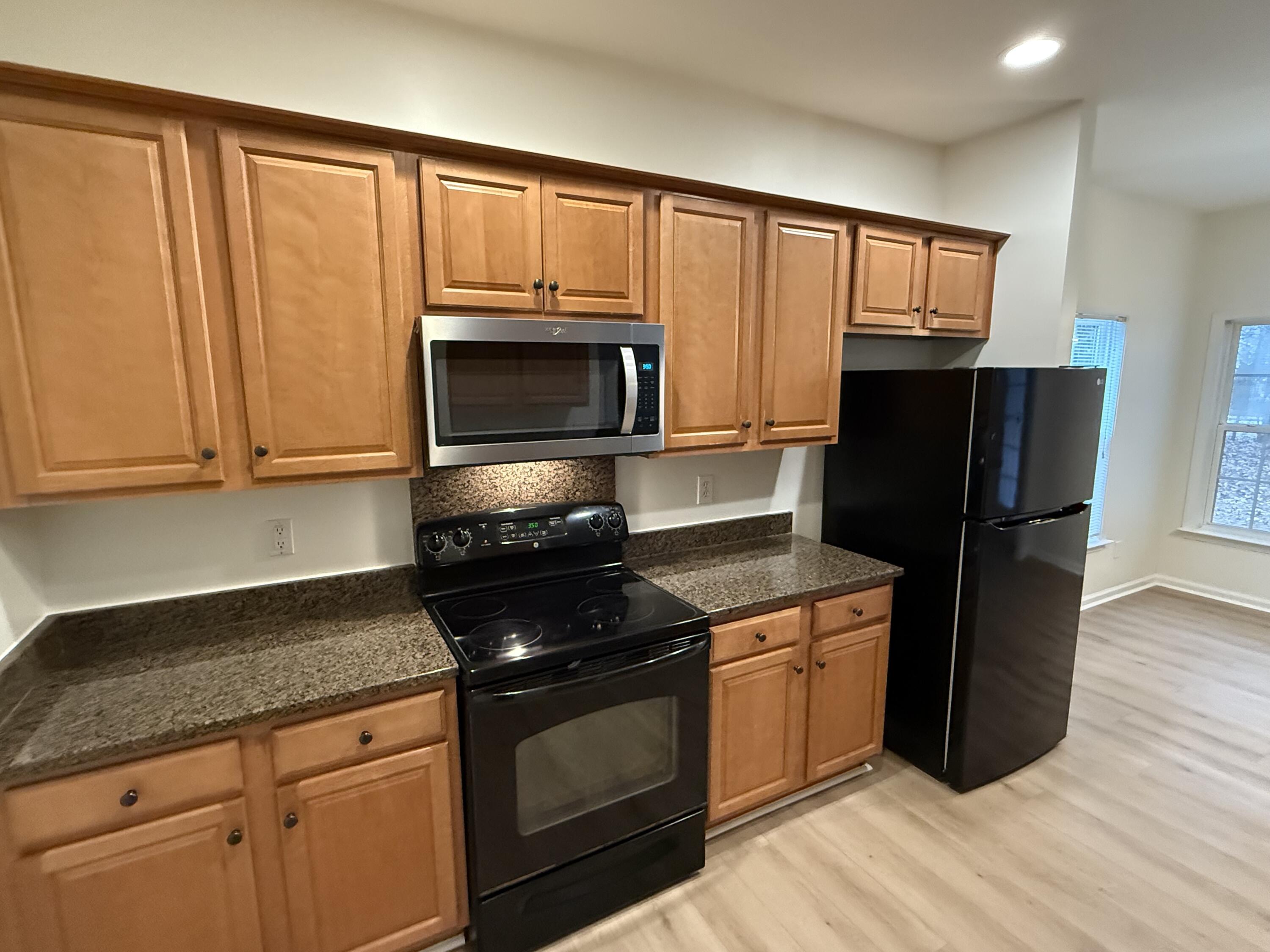 8518 Sentry Circle North Charleston, SC 29420 - Photo 14 of 36 8518 Sentry Kitchen New MW2 2025-02-12