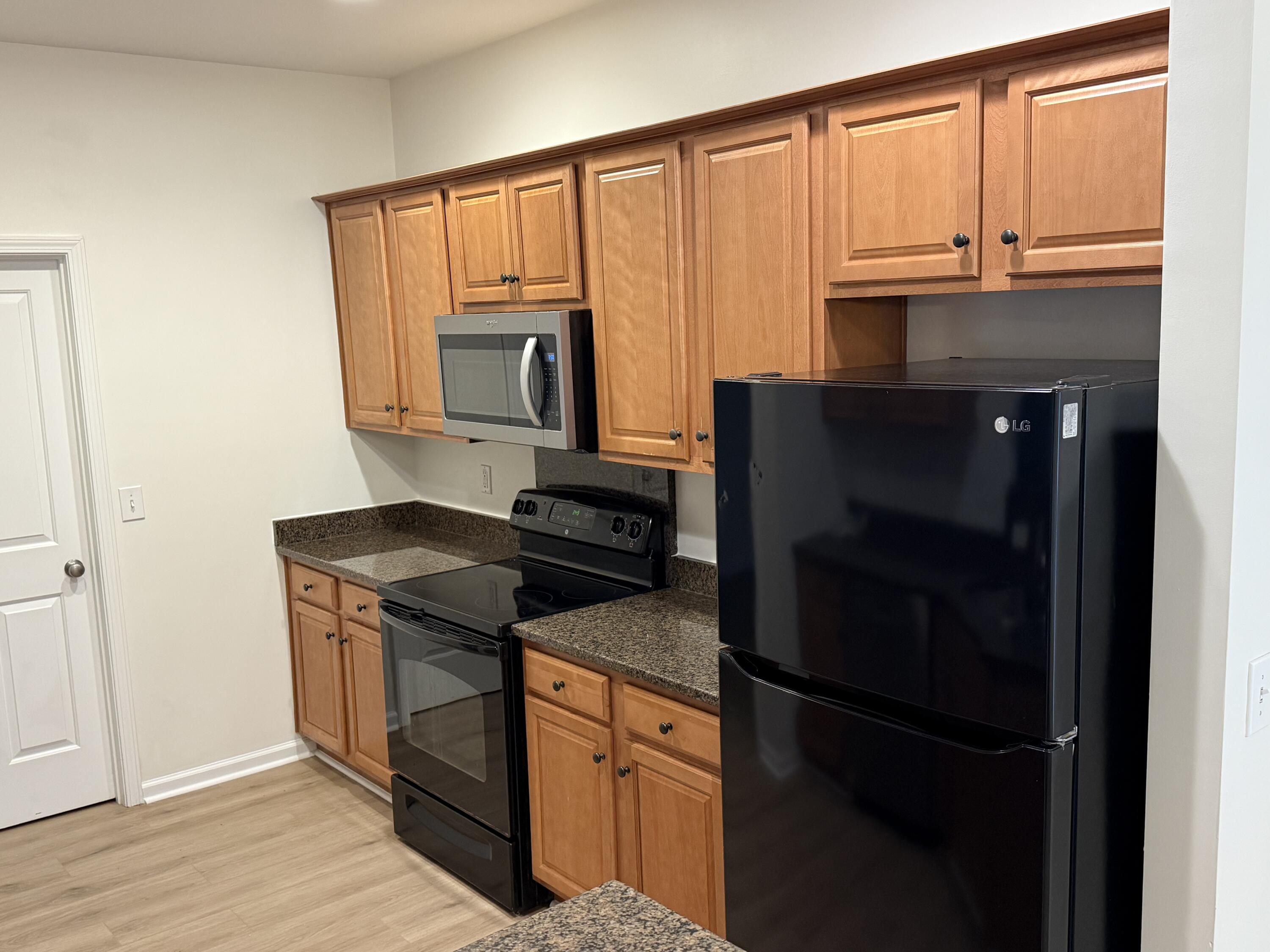 8518 Sentry Circle North Charleston, SC 29420 - Photo 16 of 36 8518 Sentry Kitchen New MW 2025-02-12
