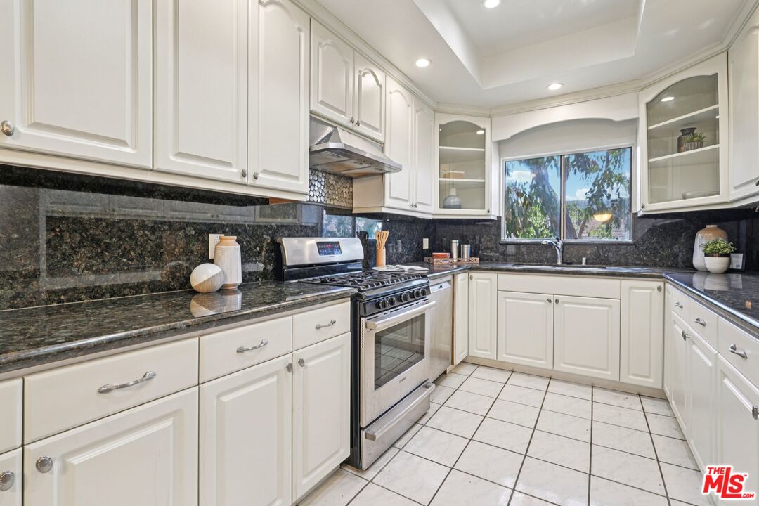 1209 Amherst Avenue, Unit 201 Los Angeles, CA 90025 - Photo 17 of 37