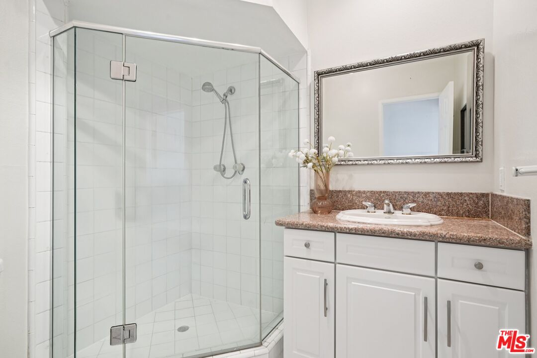 1209 Amherst Avenue, Unit 201 Los Angeles, CA 90025 - Photo 29 of 37