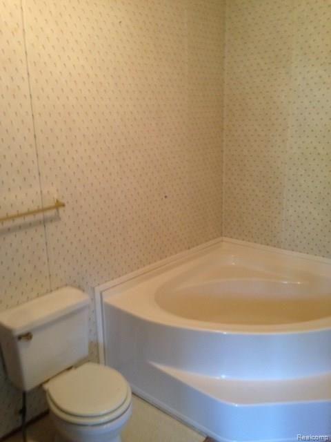 10562 Godfrey Road Morrice, MI 48857 - Photo 14 of 22 master bath tub