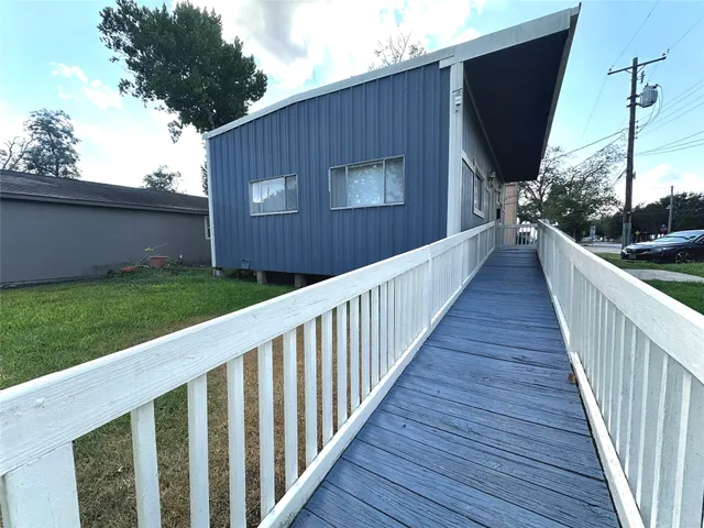 a view of a house with backyard