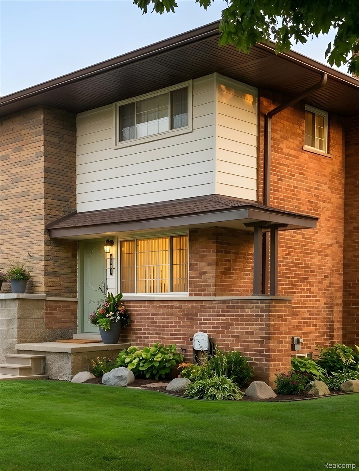 9921 Middlebelt Road, Unit 32 Livonia, MI 48150 - Photo 2 of 11 9921 Exterior End Unit.jpg