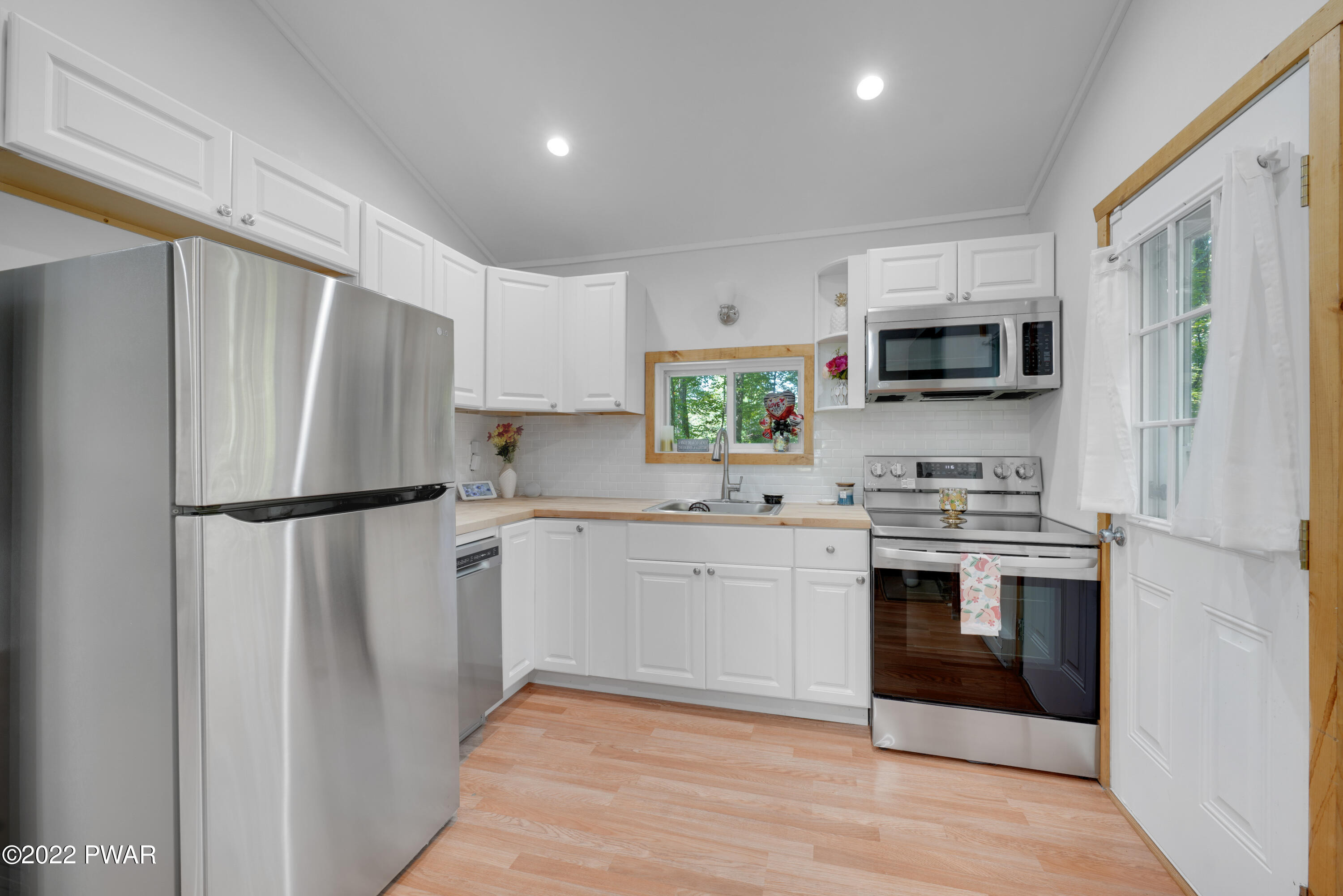 129 Chestnut Street Dingmans Ferry, PA 18328 - Photo 19 of 27