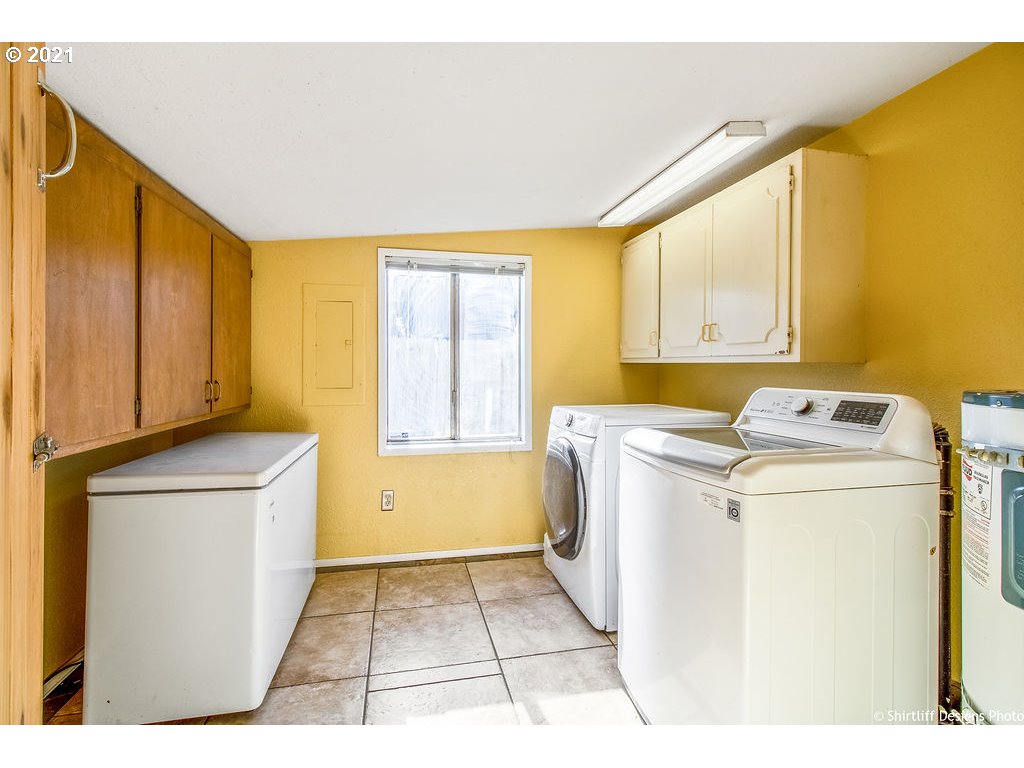 595 58th Street Springfield, OR 97478 - Photo 22 of 32 a utility room with dryer and washer