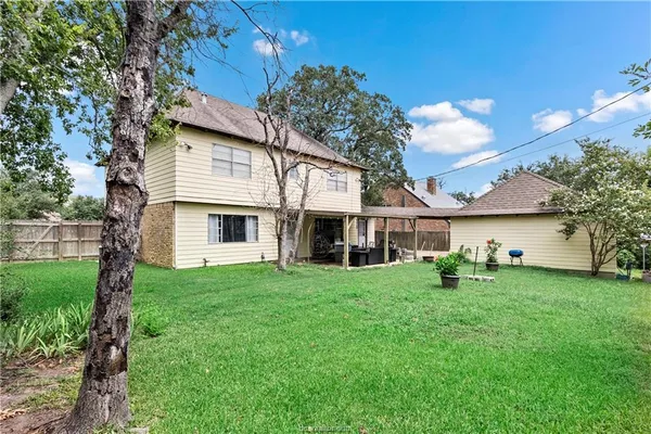 a view of a house with a backyard