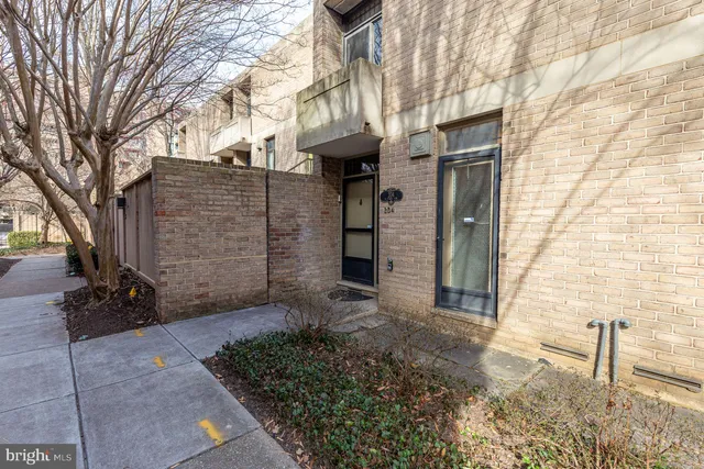 a view of a pathway of the house