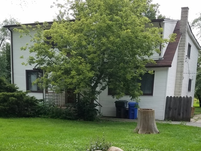 a view of a house with backyard
