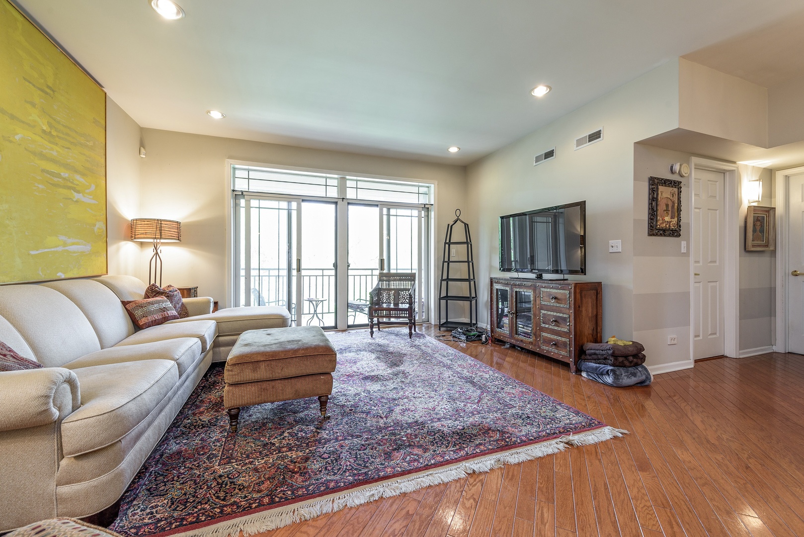 9200 East Prairie Road, Unit 408 Evanston, IL 60203 - Photo 3 of 16 Gallery Image 3