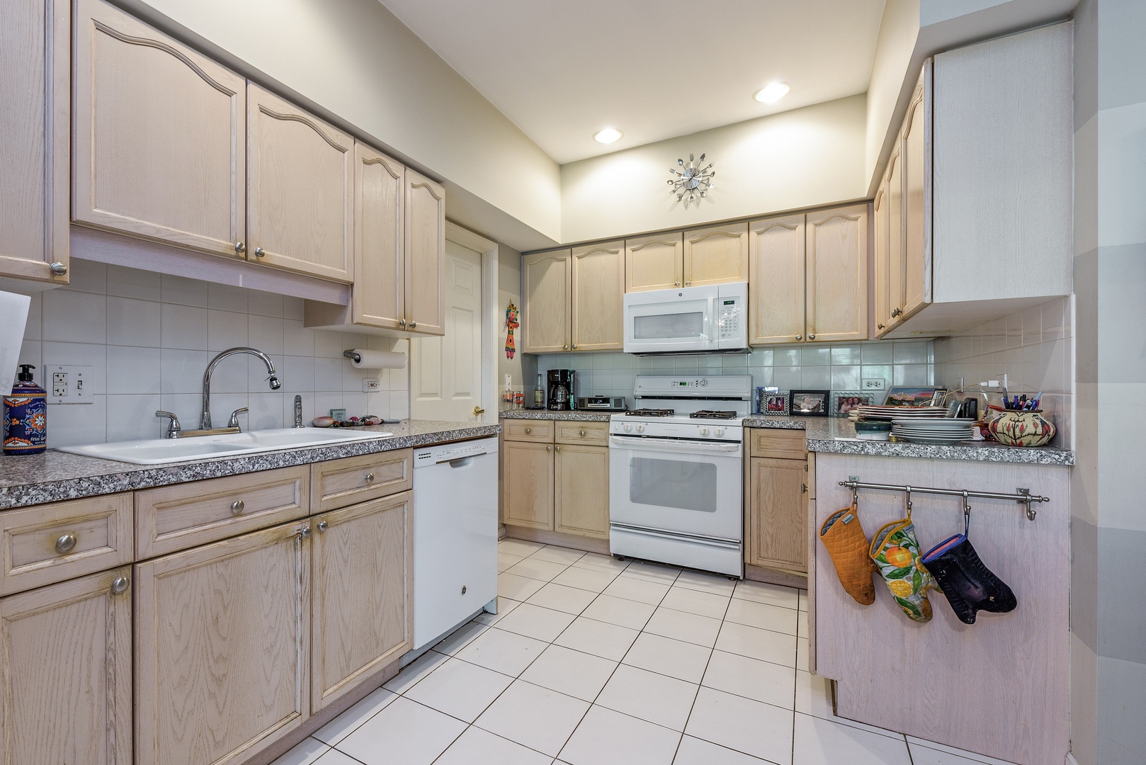 9200 East Prairie Road, Unit 408 Evanston, IL 60203 - Photo 4 of 16 Gallery Image 4