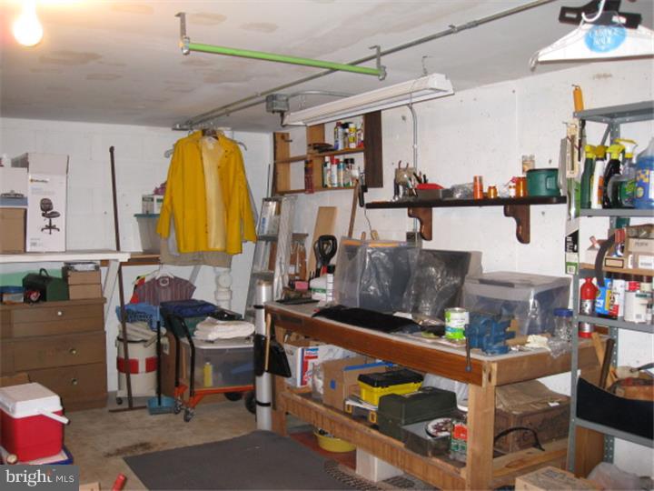 12344 Wyndom Road Philadelphia, PA 19154 - Photo 17 of 24 Garage