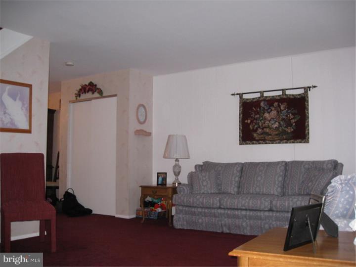 12344 Wyndom Road Philadelphia, PA 19154 - Photo 5 of 24 Living Room