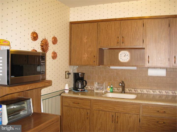 12344 Wyndom Road Philadelphia, PA 19154 - Photo 9 of 24 Kitchen