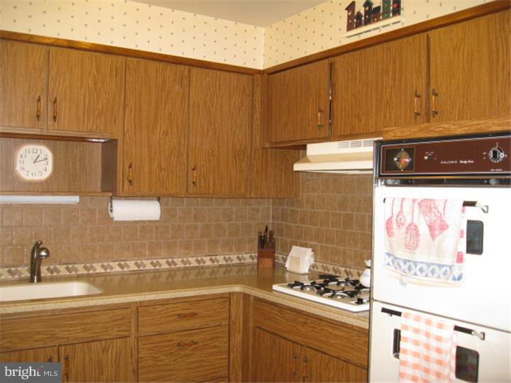 12344 Wyndom Road Philadelphia, PA 19154 - Photo 10 of 24 Kitchen