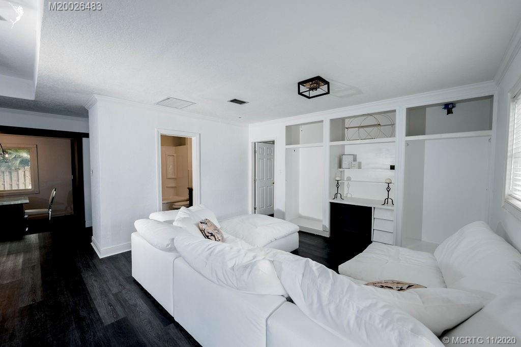 35 Southwest Cabana Point Circle Stuart, FL 34994 - Photo 6 of 54 LIVING ROOM