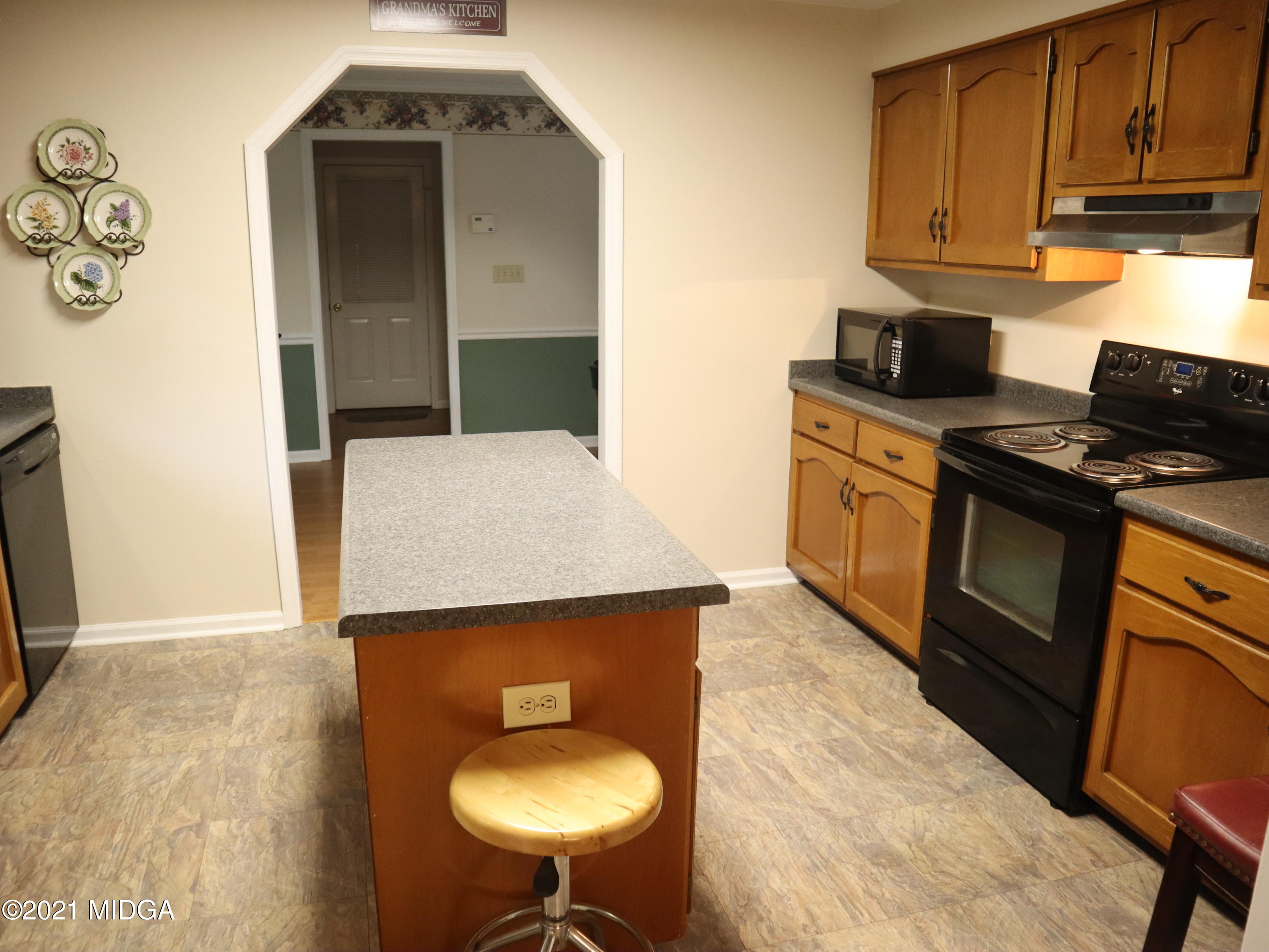 136 Timber Ridge Drive Macon, GA 31216 - Photo 4 of 20 a kitchen with stainless steel appliances a stove a refrigerator and cabinets