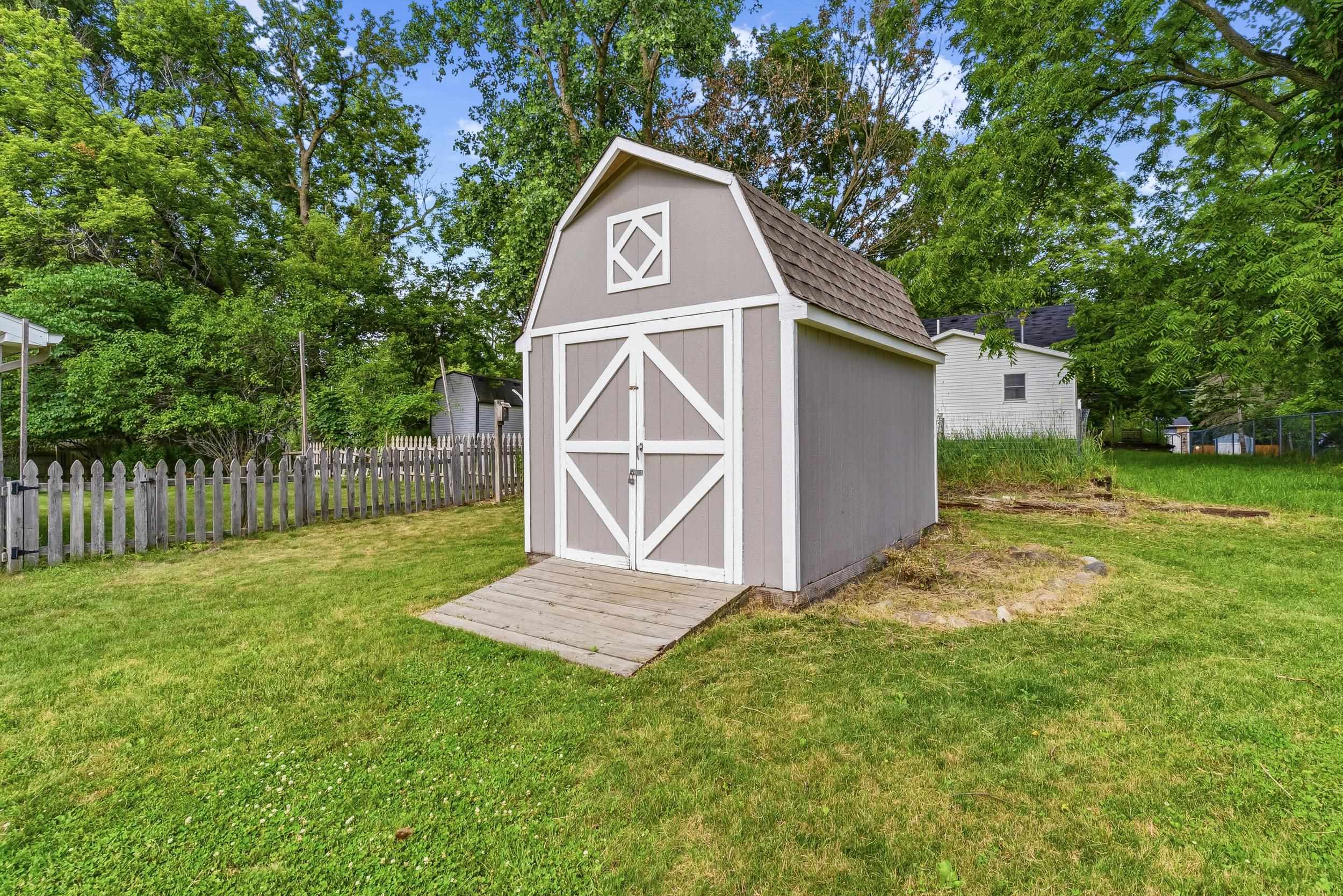 880 North East Street Fenton, MI 48430 - Photo 10 of 33 50213327-45c7e474-8a4b-4ece-99a8-b752120e5510.JPG