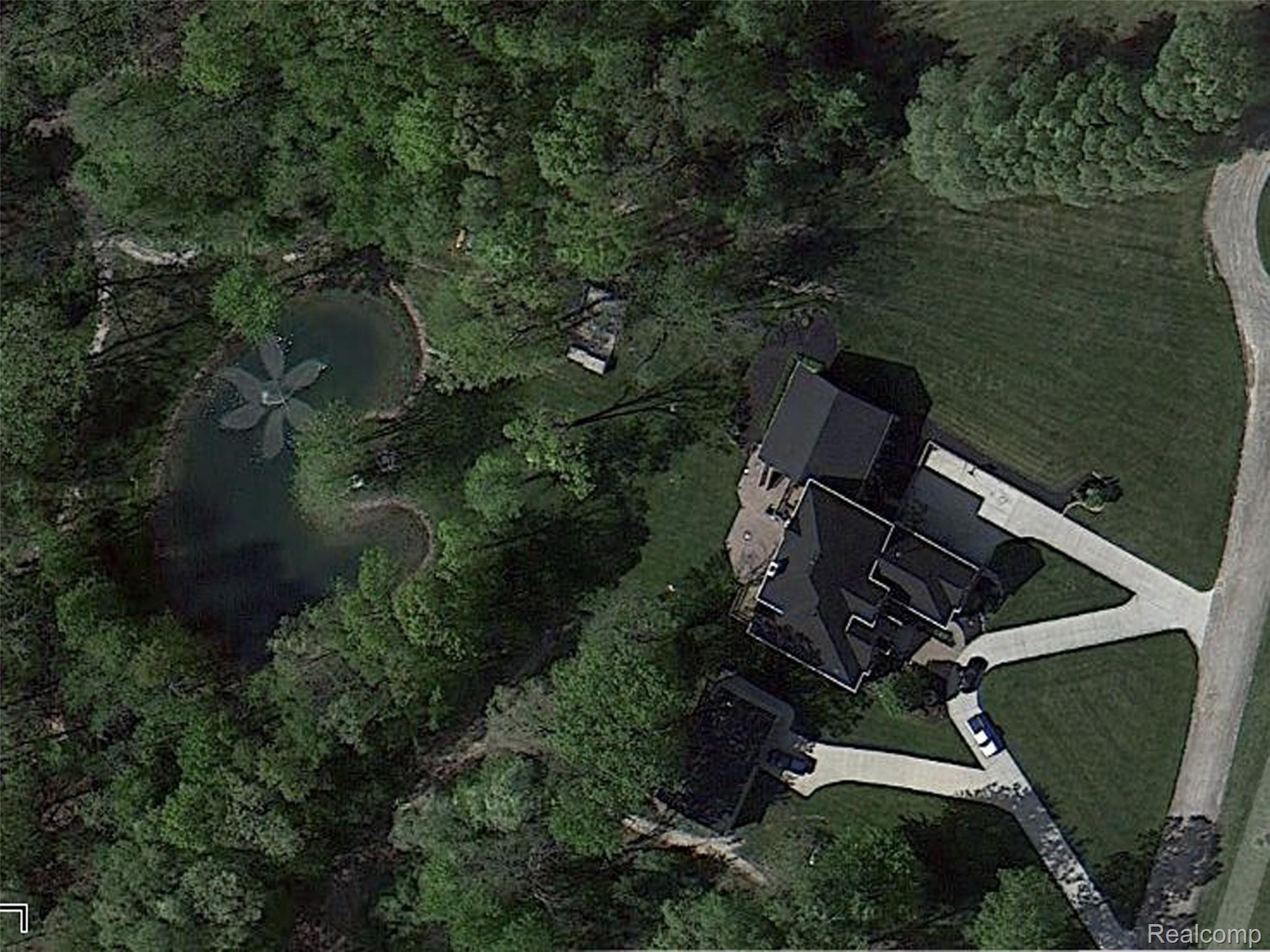 9247 Crockett Farm Road South Lyon, MI 48178 - Photo 50 of 50 50 aerial.jpg