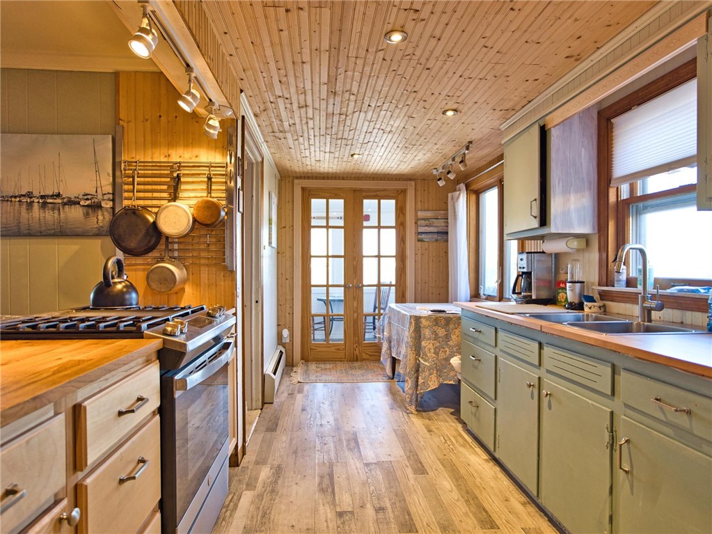 263 Riverside Drive Tiverton, RI 02878 - Photo 21 of 49