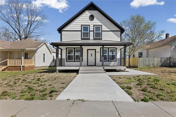 $675,000 | 825 South Main Street, Ottawa, KS 66067
