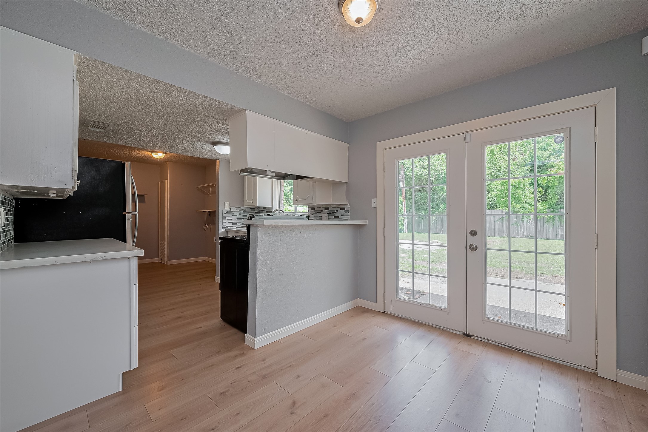 206 Beaver Bend Road Houston, TX 77037 - Photo 14 of 38 a living room with stainless steel appliances kitchen island wooden floor and large window
