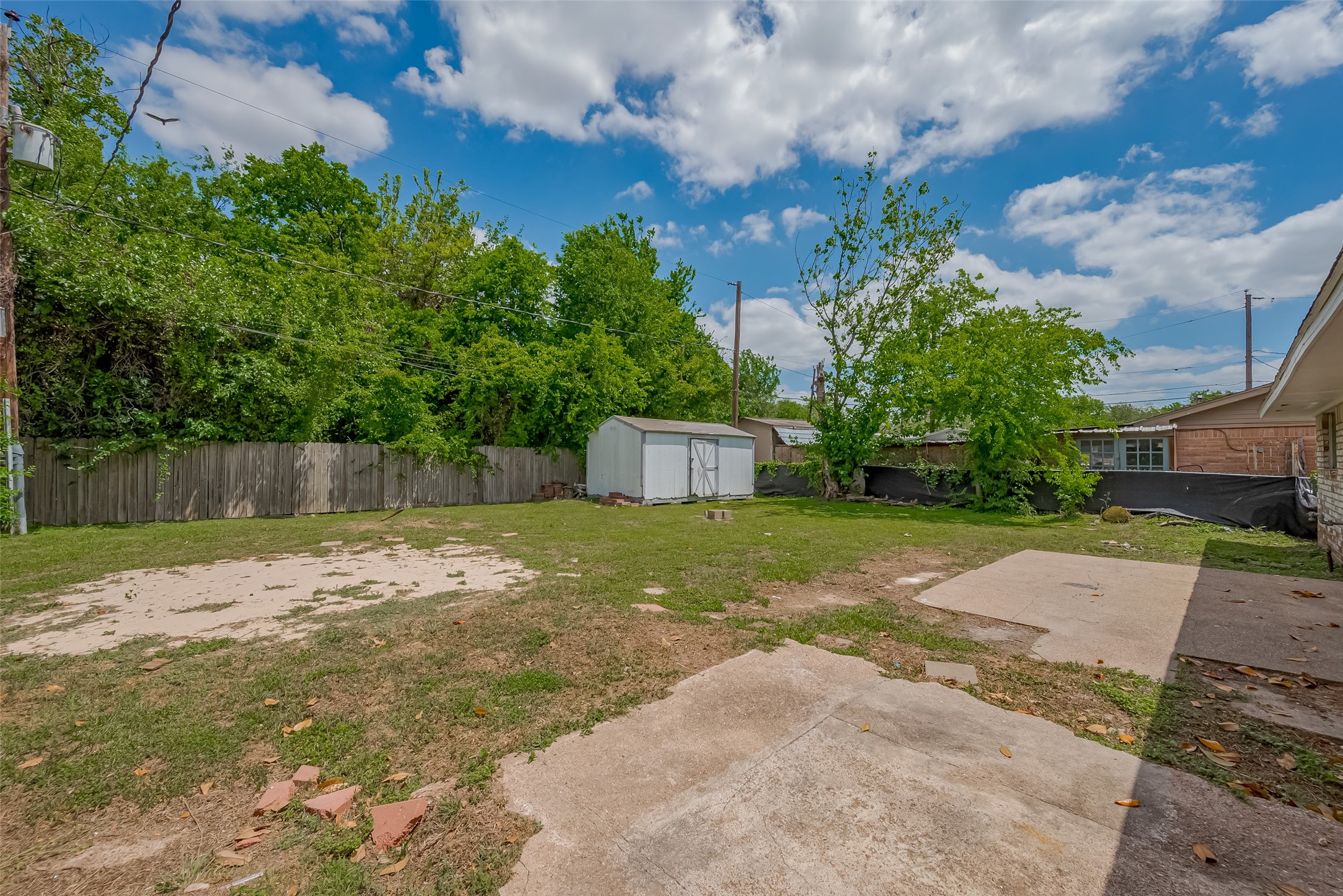 206 Beaver Bend Road Houston, TX 77037 - Photo 34 of 38 a backyard of a house with lots of green space