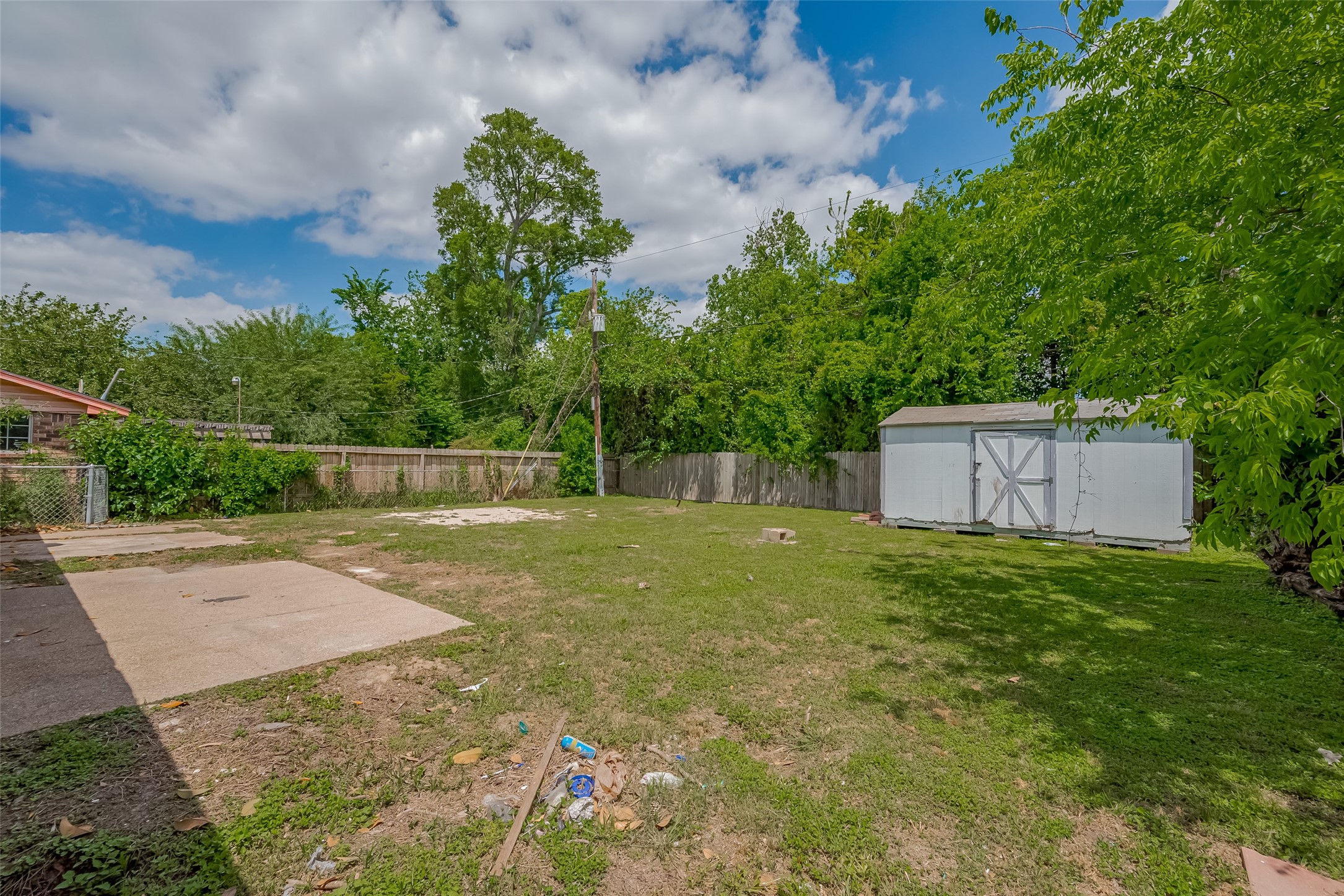 206 Beaver Bend Road Houston, TX 77037 - Photo 36 of 38 a backyard of a house with lots of green space