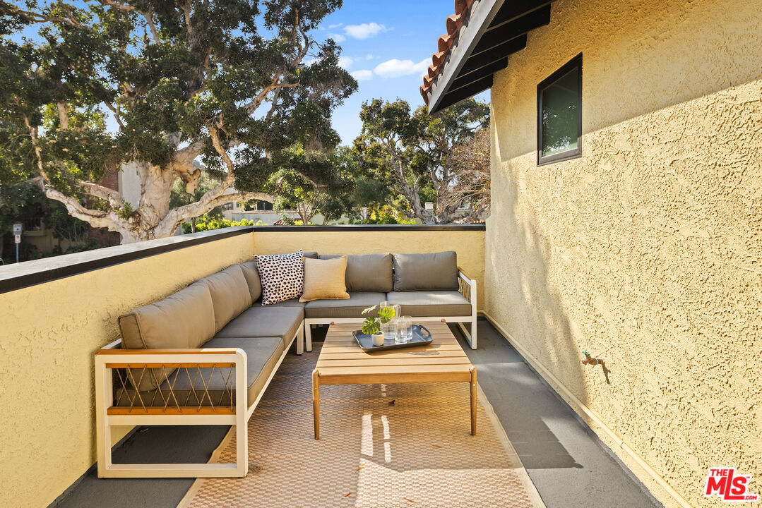 2613 5th Street Santa Monica, CA 90405 - Photo 23 of 30 a balcony with furniture
