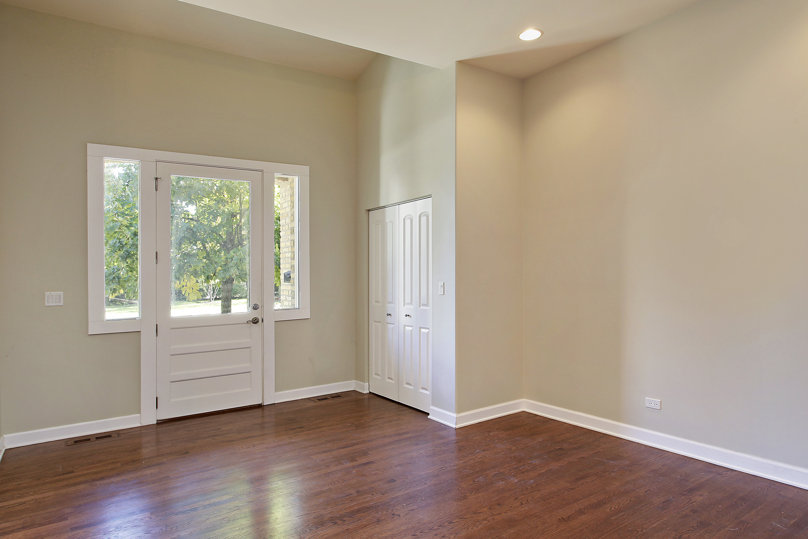 682 Lyster Road Highwood, IL 60040 - Photo 2 of 9