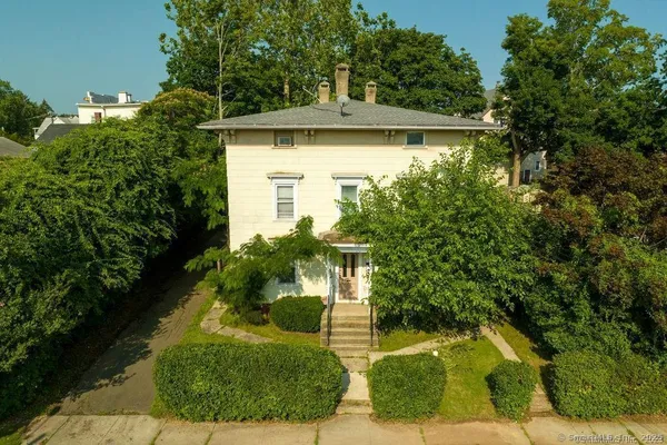 a view of a yard in front of house