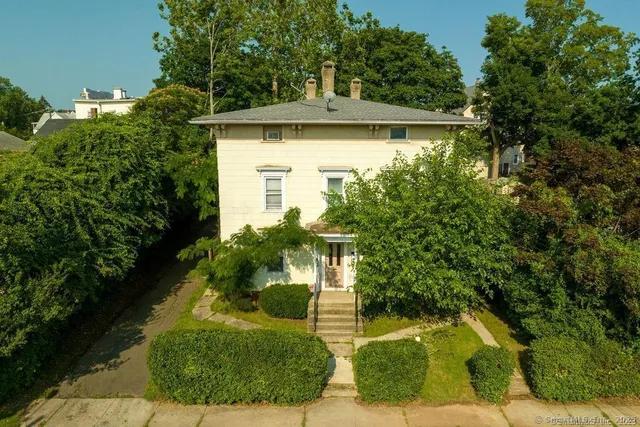 a view of a yard in front of house