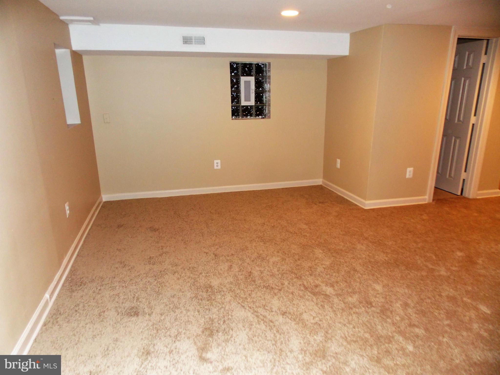 754 Charing Cross Road Baltimore, MD 21229 - Photo 13 of 15 an empty room with windows