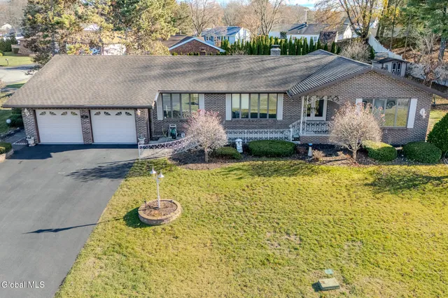 $614,999 | 15 Huntleigh Drive, Colonie, NY 12211