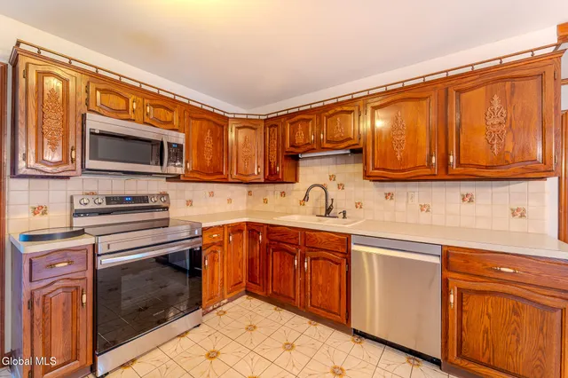 $614,999 | 15 Huntleigh Drive, Colonie, NY 12211