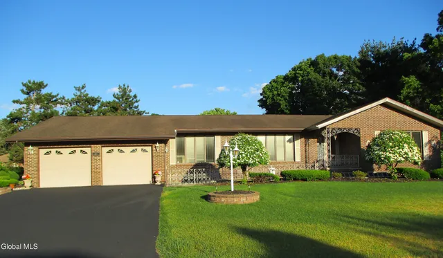 $614,999 | 15 Huntleigh Drive, Colonie, NY 12211