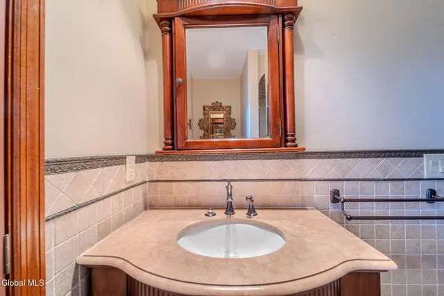 $614,999 | 15 Huntleigh Drive, Colonie, NY 12211