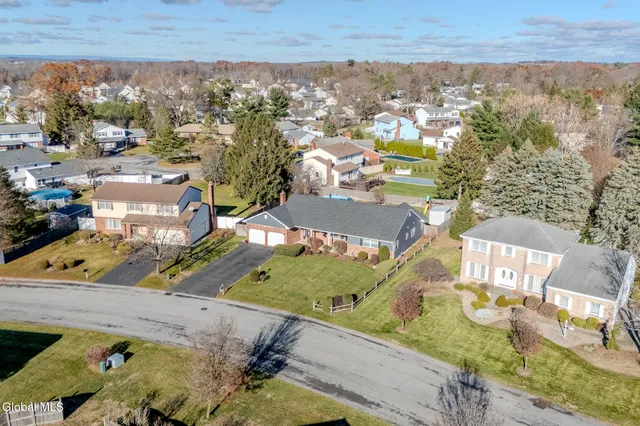 $614,999 | 15 Huntleigh Drive, Colonie, NY 12211